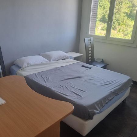 New cheap PRIVATE ROOM, KITCHEN ,TRAM on site, 12 minutes from nice train station with tram , beach in 17 min with tram , CHAMBRE PRIVÉE pas cher, cuisine équipée , tram sur place, à 12 min de la gare de Nice avec le tram, 17 min plage Camera foto