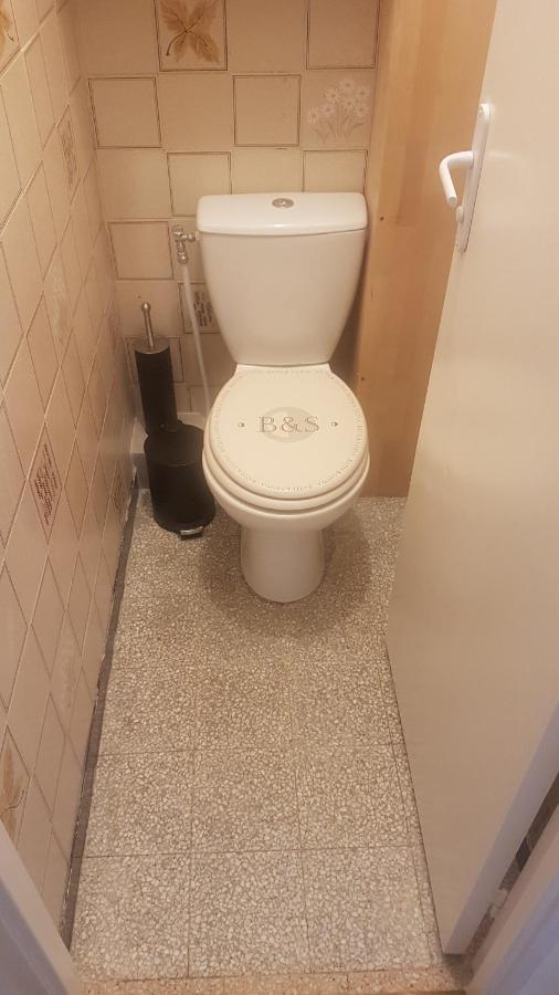 New cheap PRIVATE ROOM, KITCHEN ,TRAM on site, 12 minutes from nice train station with tram , beach in 17 min with tram , CHAMBRE PRIVÉE pas cher, cuisine équipée , tram sur place, à 12 min de la gare de Nice avec le tram, 17 min plage Esterno foto