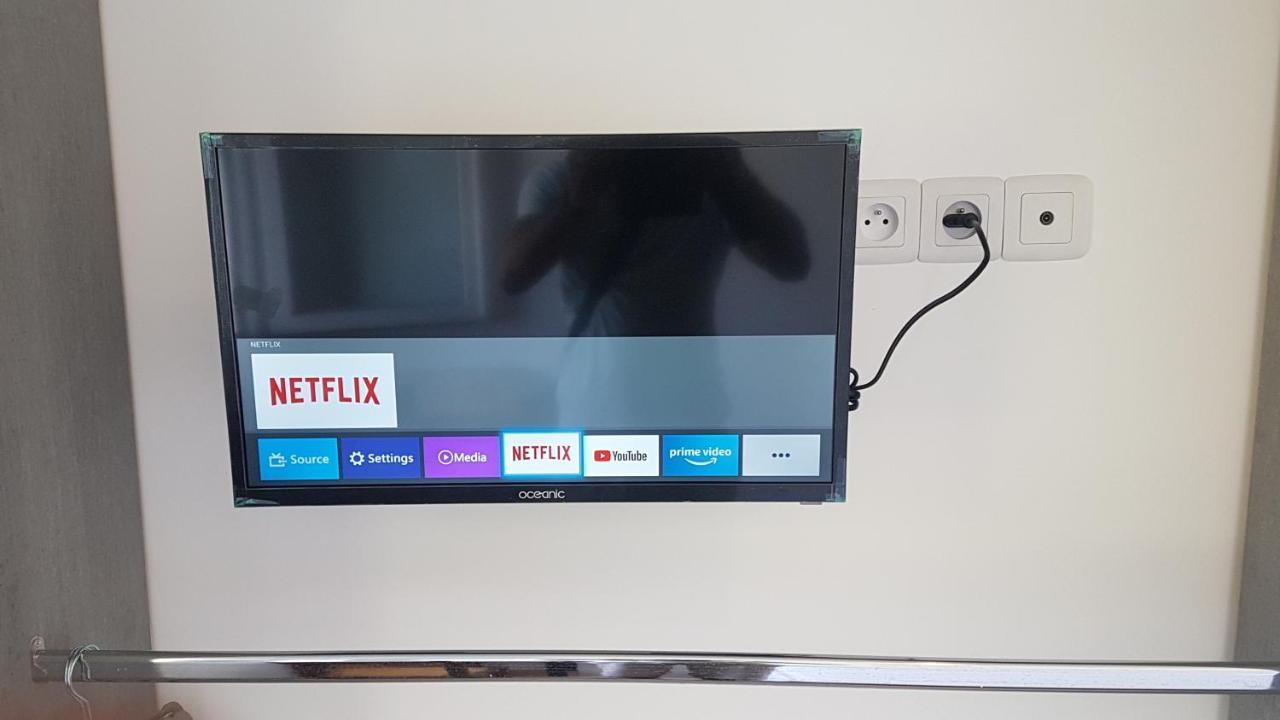 New cheap PRIVATE ROOM, KITCHEN ,TRAM on site, 12 minutes from nice train station with tram , beach in 17 min with tram , CHAMBRE PRIVÉE pas cher, cuisine équipée , tram sur place, à 12 min de la gare de Nice avec le tram, 17 min plage Esterno foto