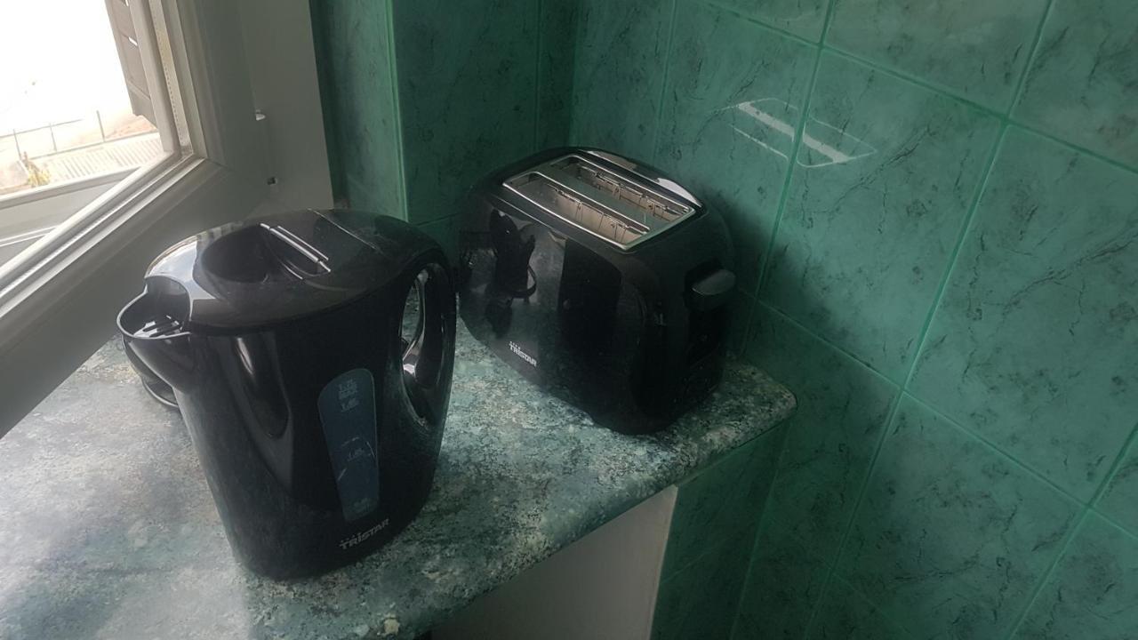 New cheap PRIVATE ROOM, KITCHEN ,TRAM on site, 12 minutes from nice train station with tram , beach in 17 min with tram , CHAMBRE PRIVÉE pas cher, cuisine équipée , tram sur place, à 12 min de la gare de Nice avec le tram, 17 min plage Esterno foto