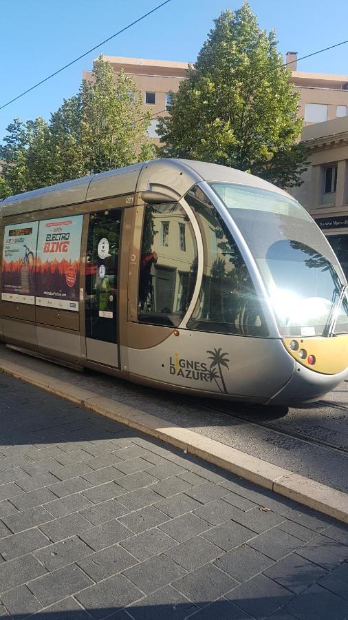 New cheap PRIVATE ROOM, KITCHEN ,TRAM on site, 12 minutes from nice train station with tram , beach in 17 min with tram , CHAMBRE PRIVÉE pas cher, cuisine équipée , tram sur place, à 12 min de la gare de Nice avec le tram, 17 min plage Esterno foto