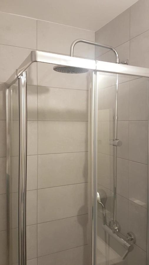 New cheap PRIVATE ROOM, KITCHEN ,TRAM on site, 12 minutes from nice train station with tram , beach in 17 min with tram , CHAMBRE PRIVÉE pas cher, cuisine équipée , tram sur place, à 12 min de la gare de Nice avec le tram, 17 min plage Esterno foto
