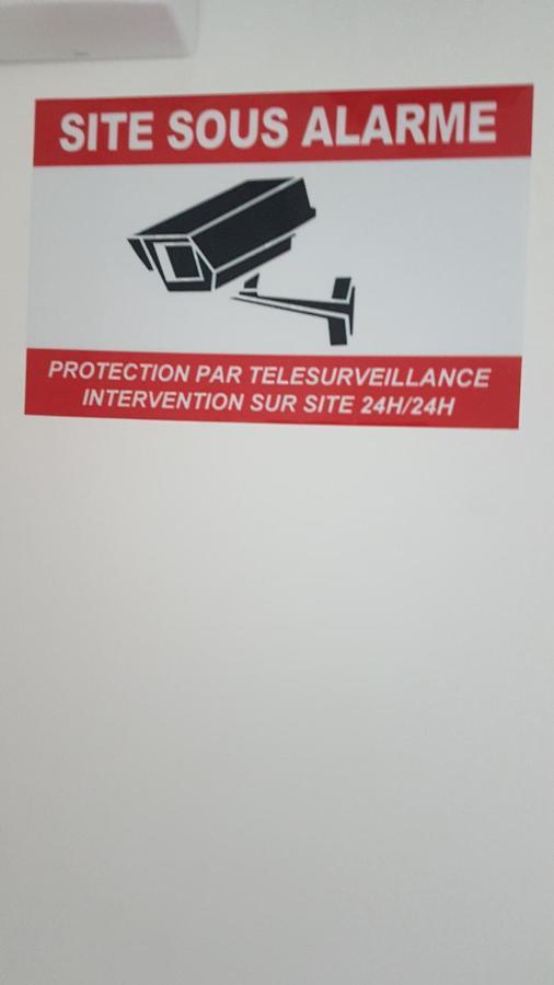 New cheap PRIVATE ROOM, KITCHEN ,TRAM on site, 12 minutes from nice train station with tram , beach in 17 min with tram , CHAMBRE PRIVÉE pas cher, cuisine équipée , tram sur place, à 12 min de la gare de Nice avec le tram, 17 min plage Esterno foto