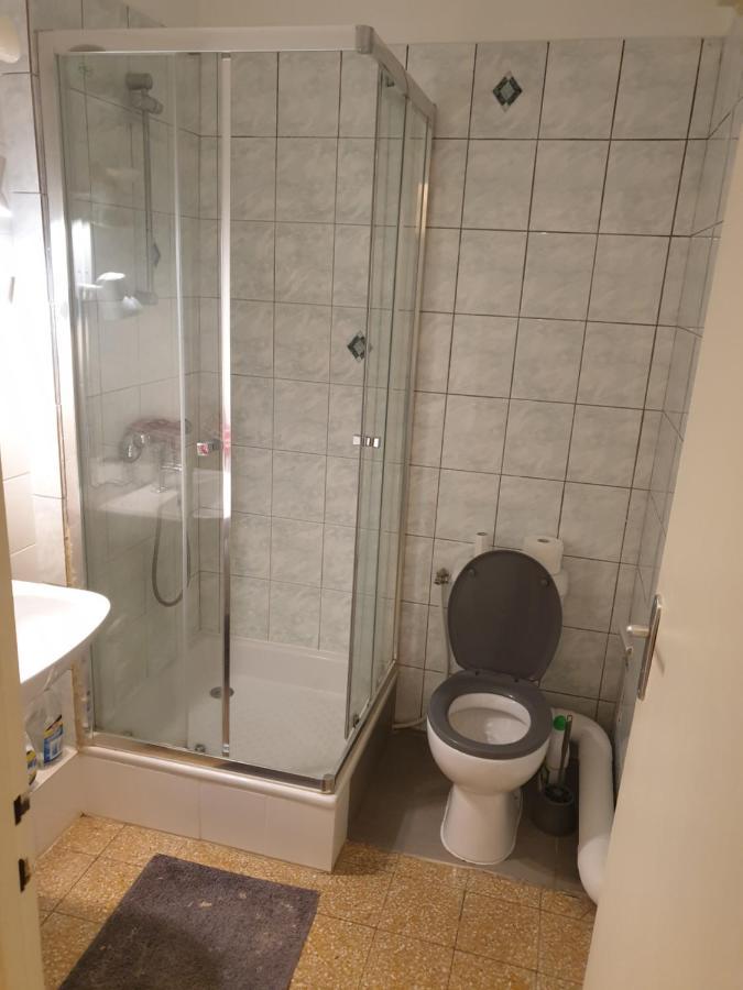 New cheap PRIVATE ROOM, KITCHEN ,TRAM on site, 12 minutes from nice train station with tram , beach in 17 min with tram , CHAMBRE PRIVÉE pas cher, cuisine équipée , tram sur place, à 12 min de la gare de Nice avec le tram, 17 min plage Esterno foto