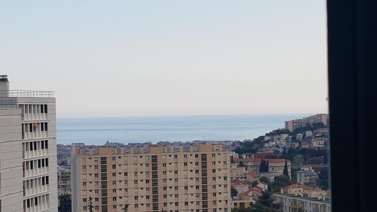 New cheap PRIVATE ROOM, KITCHEN ,TRAM on site, 12 minutes from nice train station with tram , beach in 17 min with tram , CHAMBRE PRIVÉE pas cher, cuisine équipée , tram sur place, à 12 min de la gare de Nice avec le tram, 17 min plage Esterno foto