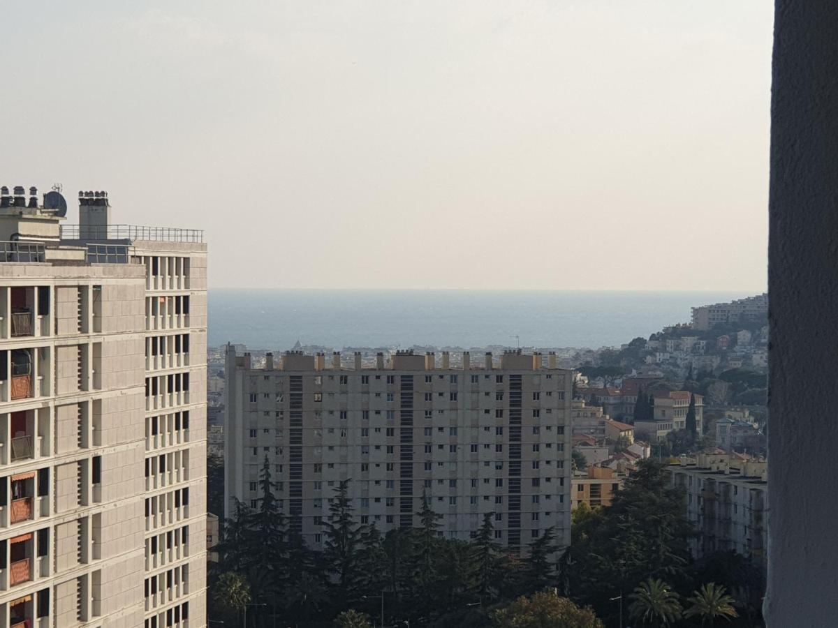 New cheap PRIVATE ROOM, KITCHEN ,TRAM on site, 12 minutes from nice train station with tram , beach in 17 min with tram , CHAMBRE PRIVÉE pas cher, cuisine équipée , tram sur place, à 12 min de la gare de Nice avec le tram, 17 min plage Esterno foto