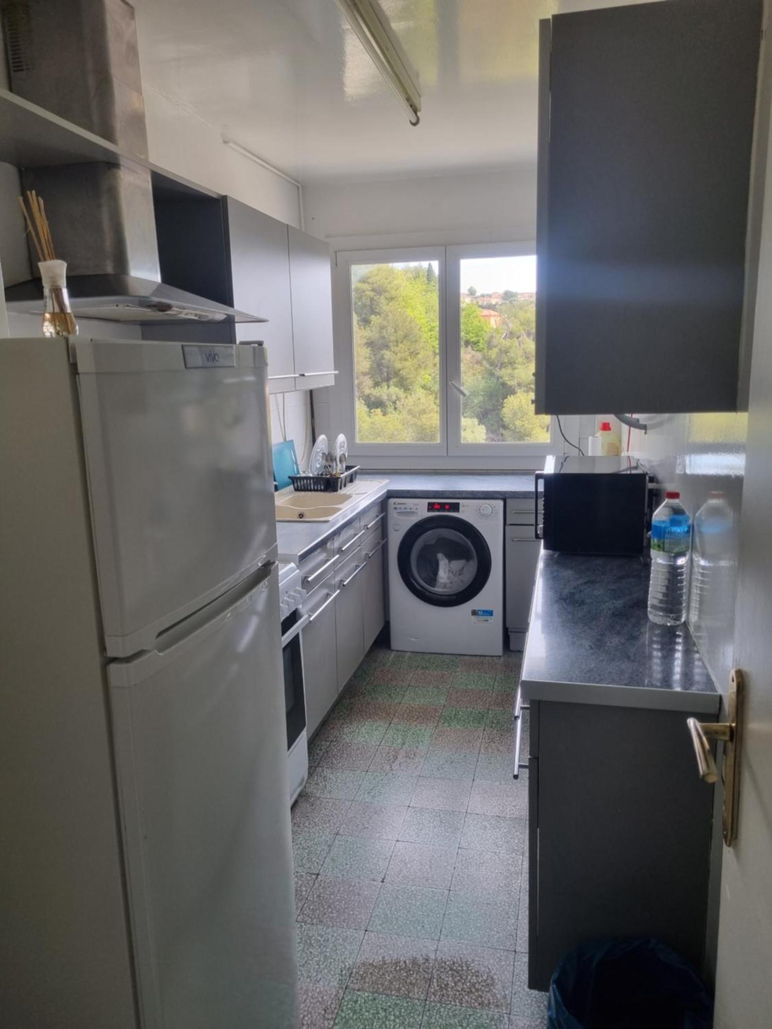New cheap PRIVATE ROOM, KITCHEN ,TRAM on site, 12 minutes from nice train station with tram , beach in 17 min with tram , CHAMBRE PRIVÉE pas cher, cuisine équipée , tram sur place, à 12 min de la gare de Nice avec le tram, 17 min plage Esterno foto