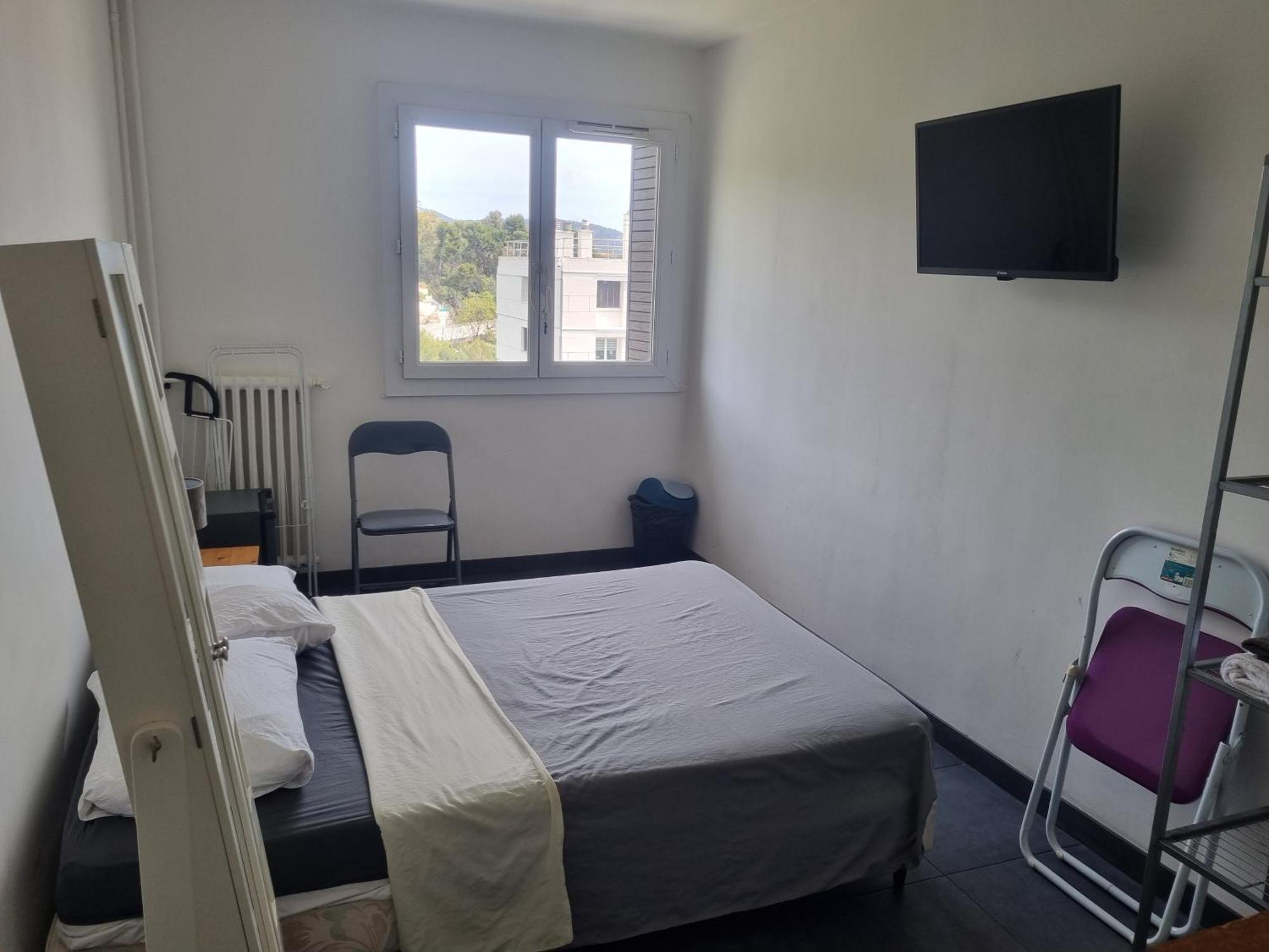 New cheap PRIVATE ROOM, KITCHEN ,TRAM on site, 12 minutes from nice train station with tram , beach in 17 min with tram , CHAMBRE PRIVÉE pas cher, cuisine équipée , tram sur place, à 12 min de la gare de Nice avec le tram, 17 min plage Esterno foto