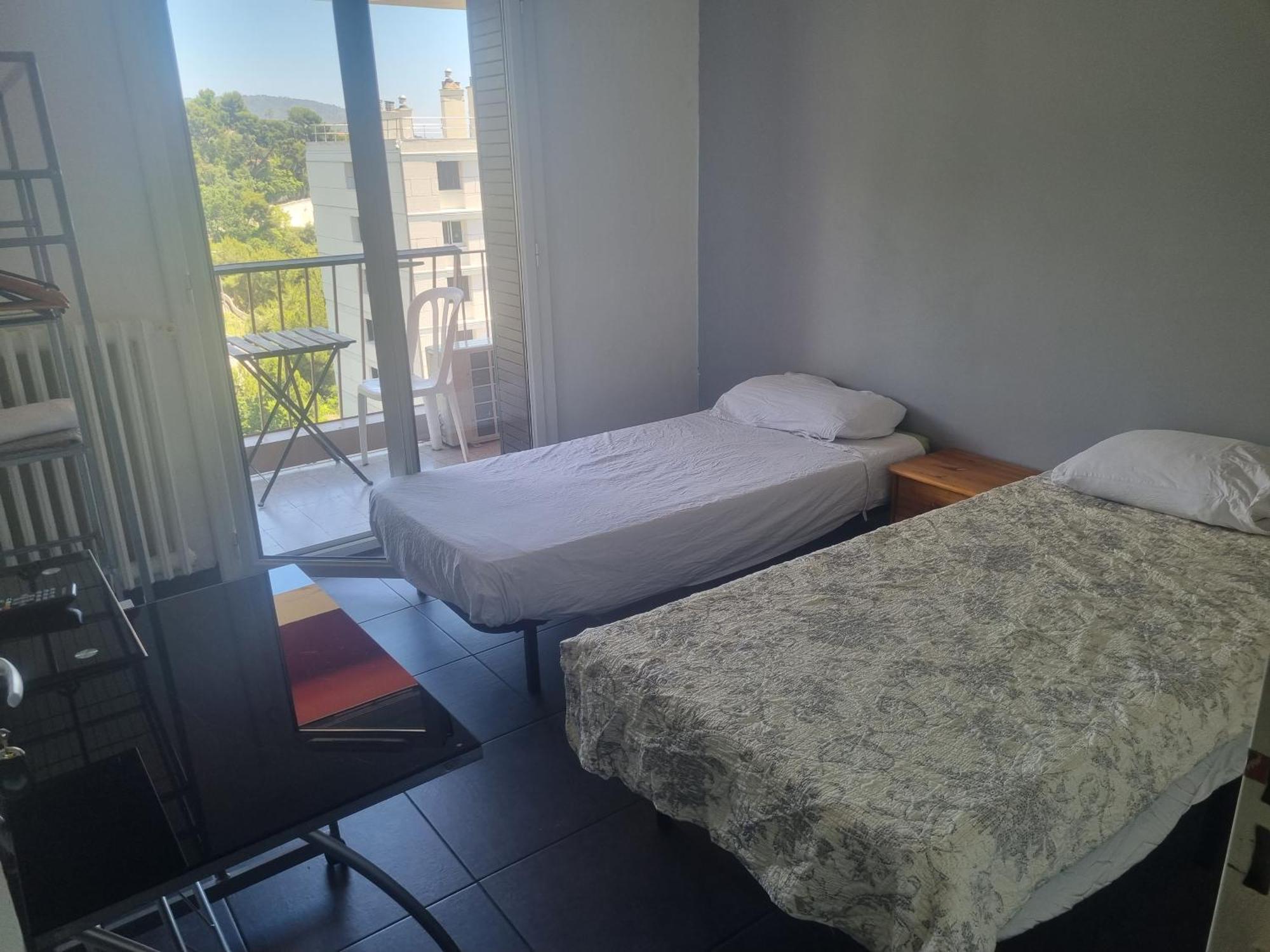 New cheap PRIVATE ROOM, KITCHEN ,TRAM on site, 12 minutes from nice train station with tram , beach in 17 min with tram , CHAMBRE PRIVÉE pas cher, cuisine équipée , tram sur place, à 12 min de la gare de Nice avec le tram, 17 min plage Camera foto