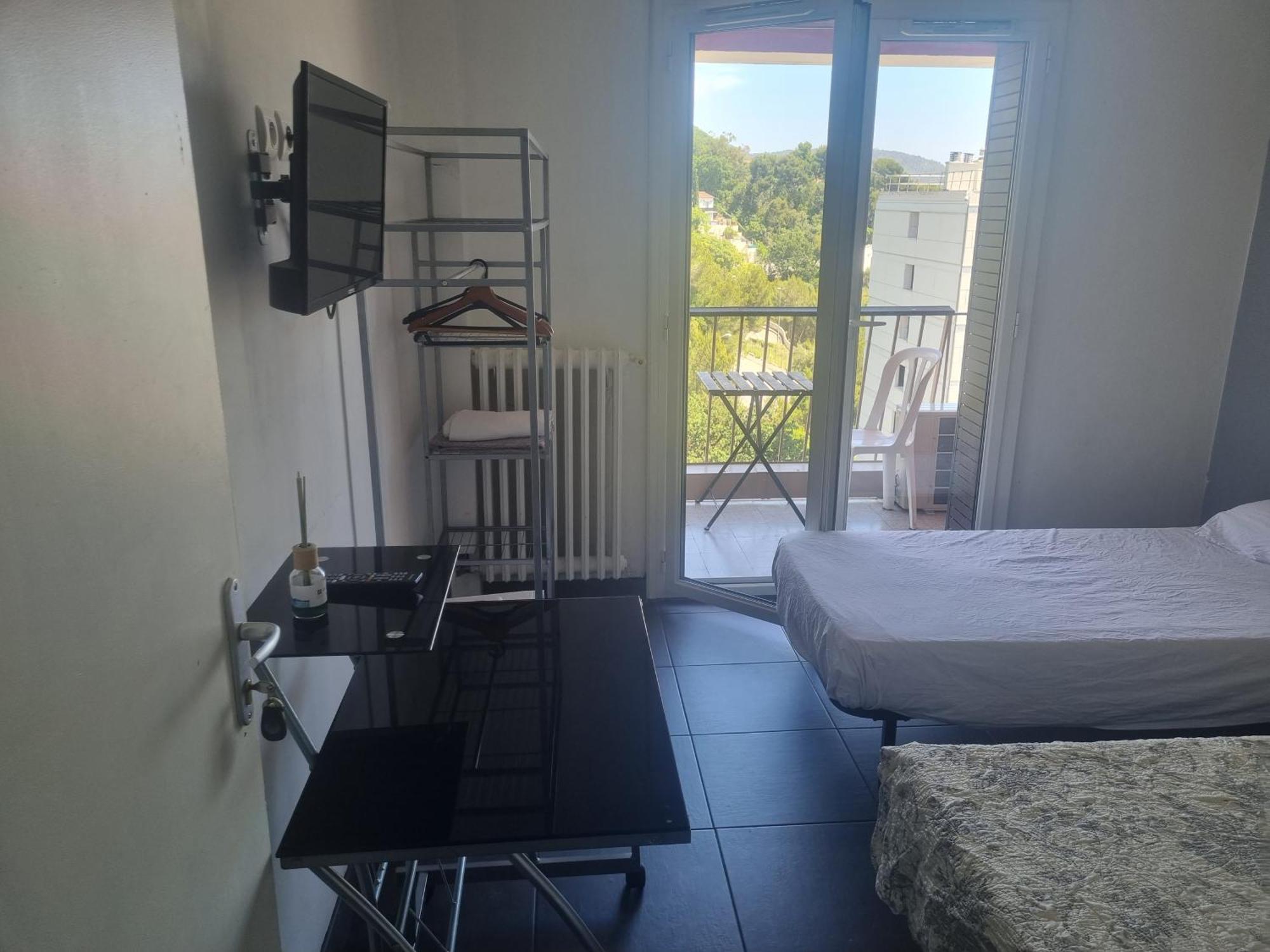 New cheap PRIVATE ROOM, KITCHEN ,TRAM on site, 12 minutes from nice train station with tram , beach in 17 min with tram , CHAMBRE PRIVÉE pas cher, cuisine équipée , tram sur place, à 12 min de la gare de Nice avec le tram, 17 min plage Camera foto