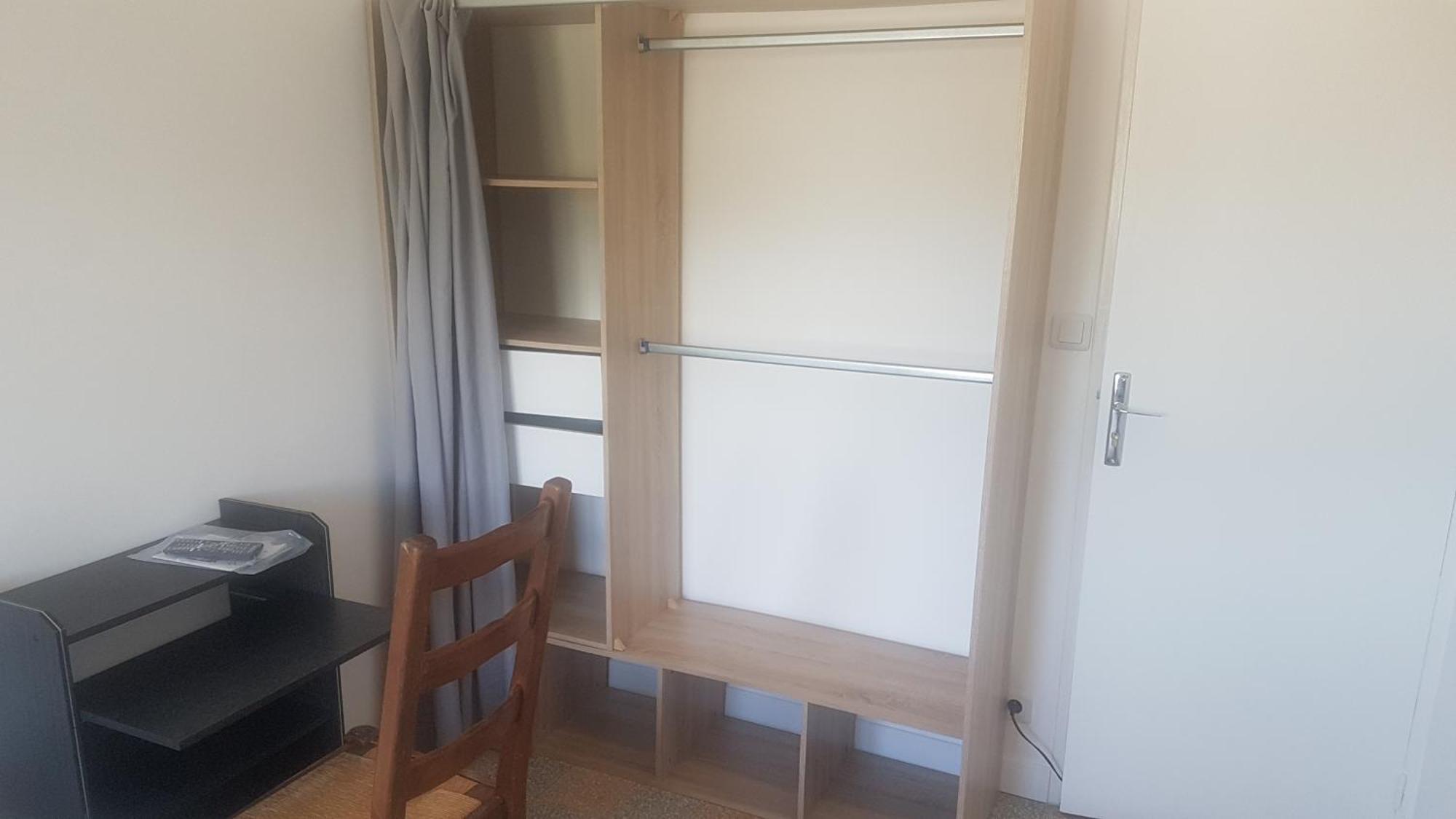 New cheap PRIVATE ROOM, KITCHEN ,TRAM on site, 12 minutes from nice train station with tram , beach in 17 min with tram , CHAMBRE PRIVÉE pas cher, cuisine équipée , tram sur place, à 12 min de la gare de Nice avec le tram, 17 min plage Camera foto