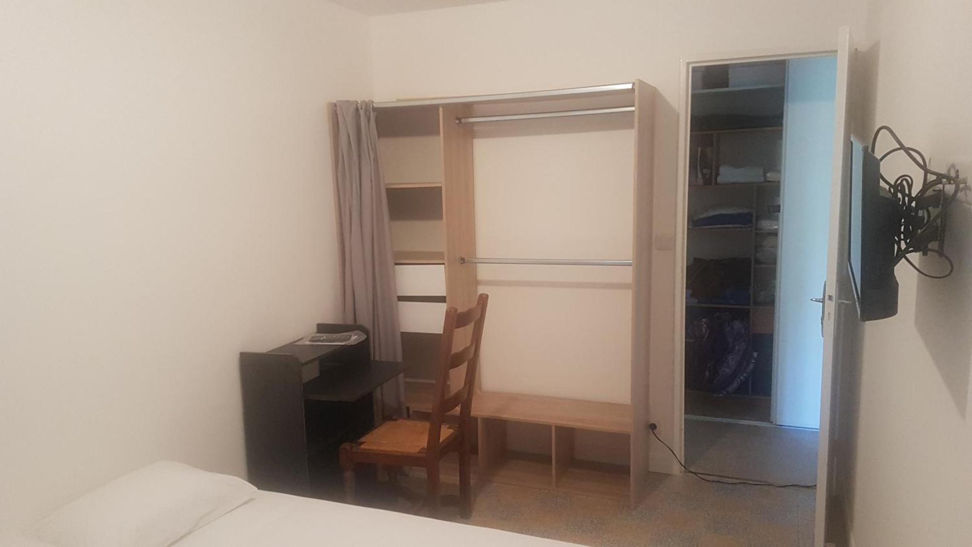 New cheap PRIVATE ROOM, KITCHEN ,TRAM on site, 12 minutes from nice train station with tram , beach in 17 min with tram , CHAMBRE PRIVÉE pas cher, cuisine équipée , tram sur place, à 12 min de la gare de Nice avec le tram, 17 min plage Camera foto