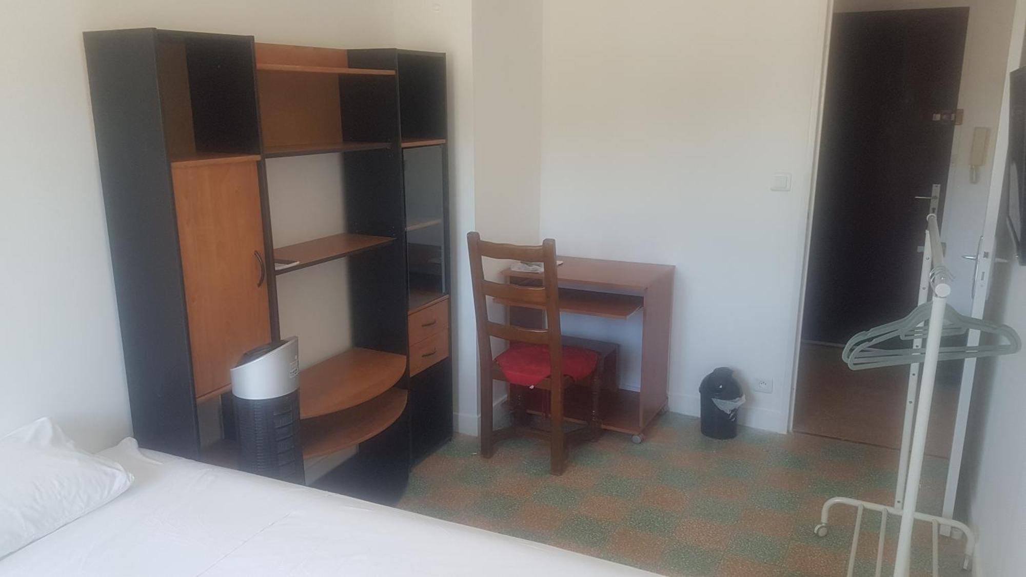 New cheap PRIVATE ROOM, KITCHEN ,TRAM on site, 12 minutes from nice train station with tram , beach in 17 min with tram , CHAMBRE PRIVÉE pas cher, cuisine équipée , tram sur place, à 12 min de la gare de Nice avec le tram, 17 min plage Camera foto